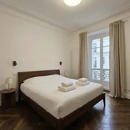 Montaigne Alma * Parigi